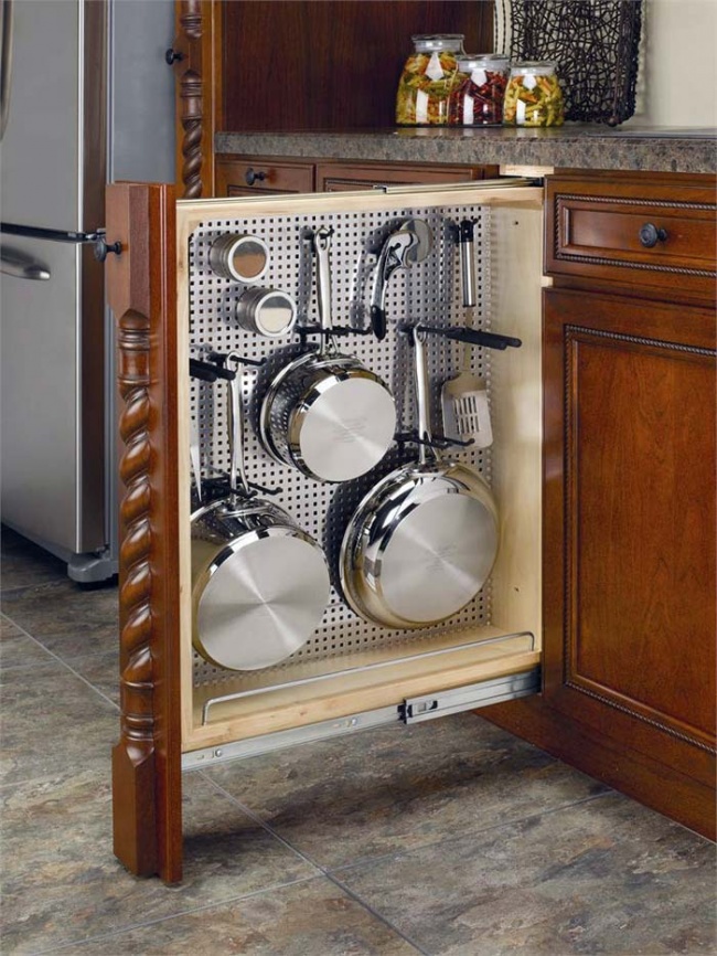 Вместо традиционной бутылочницы закажите выдвижной шкаф для кухонной утвари
