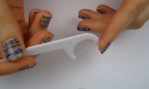 полосатый маникюр с помощью зубной нити