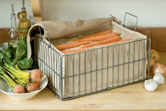 Большое количество моркови следует хранить в деревянном ящике, пересыпанным песком или опилками