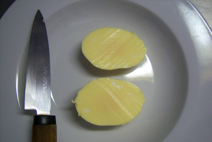 Вареное яйцо желтого цвета, которое можно сделать, хорошенько взболтнув сырое яйцо перед варкой.