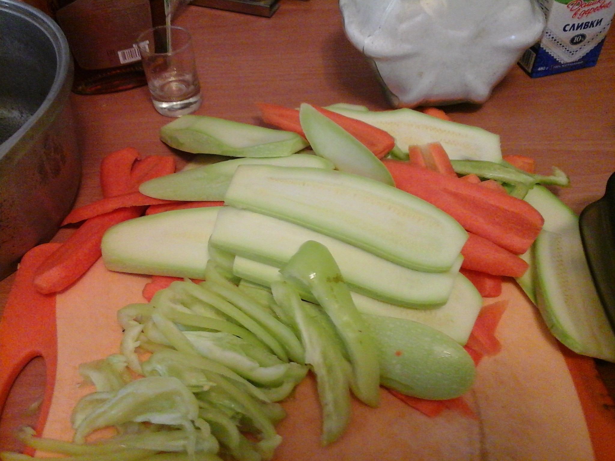 Запеченные овощи в тесте мужчина на кухне, сделай сам