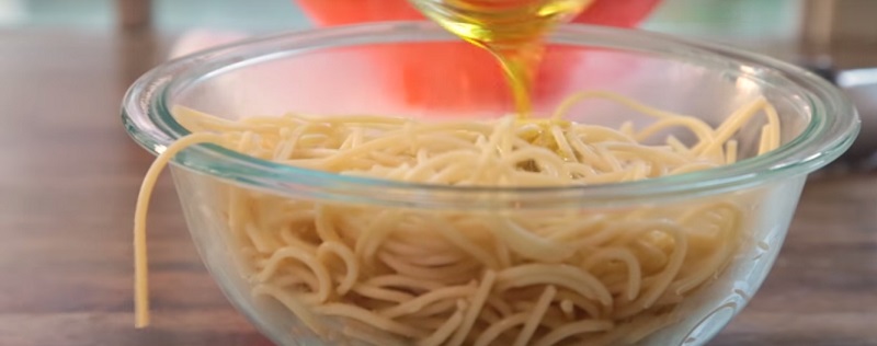 спагетти в тарелке