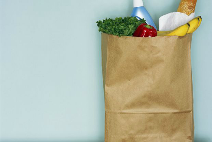 Ни в коем случае не разогревайте еду в бумажных пакетах из супермаркетов, они не только могут спровоцировать возгорание, но и выделяют массу токсичных веществ.