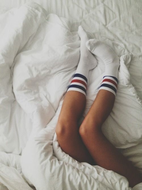 белые носки на ногах