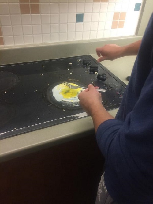 жарить яичницу прямо на керамическом покрытии плиты