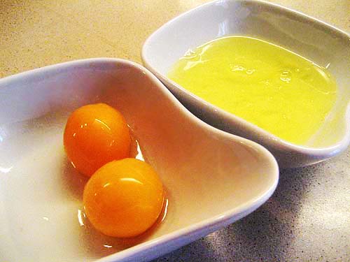 Отделить яичные желтки от белков