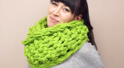 С этим трюком ты сделаешь такой шарф сам за 30 минут. Без спиц, всего лишь руками!