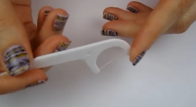 Как сделать стильный полосатый маникюр с помощью зубной нити