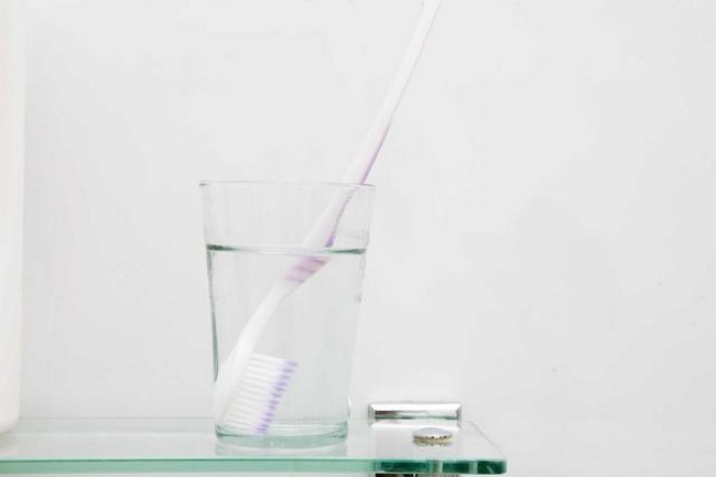 зубная щетка в стакане воды