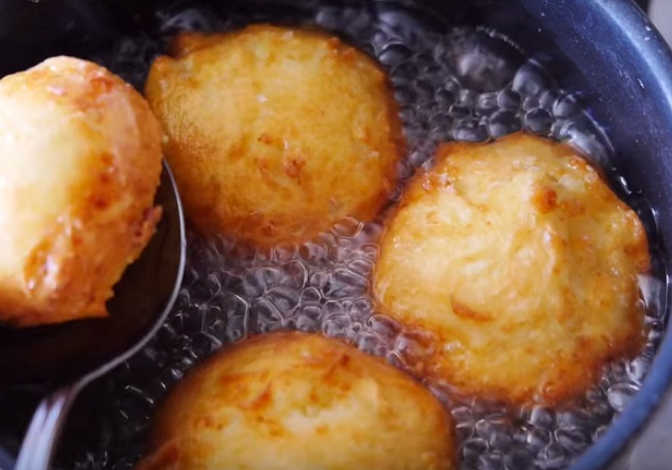 Она добавила в тесто творог. То, что получилось, приведет твои вкусовые рецепторы в экстаз!