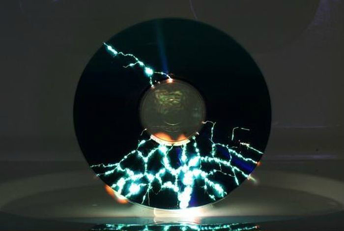 Под воздействием микроволн, CD-диск очень быстро возгорается и может даже спровоцировать взрыв.