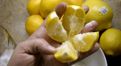 Разрежьте 1 лимон на 4 части, посыпьте солью и положите на кухне! Этот трюк изменит вашу жизнь навсегда!