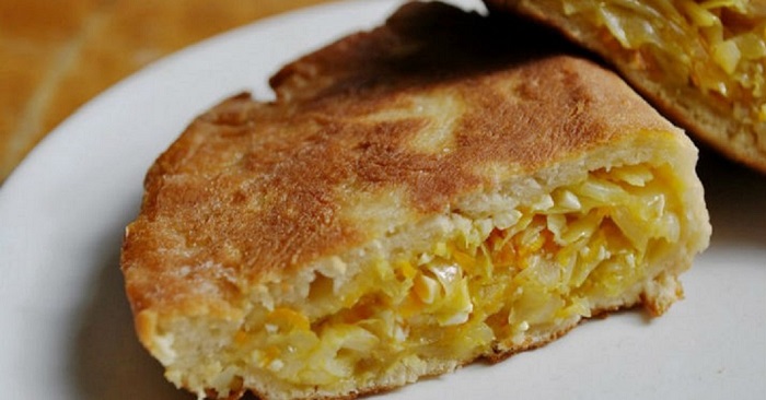 Шарлотка может быть не только сладкой! Нежное-нежное тесто с капустной начинкой…