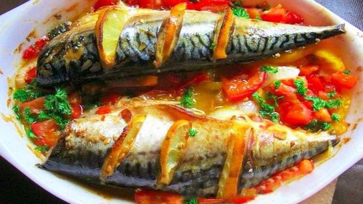 Скумбрия в духовке на слое из овощей