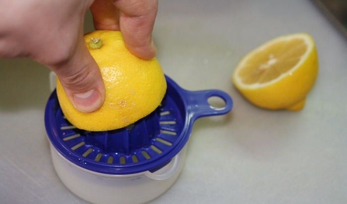 выдавить сок из лимона