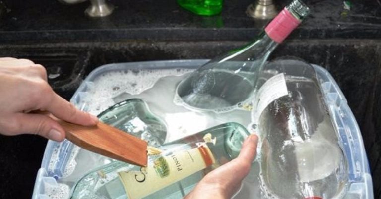 Женщина долго возилась с грязными бутылками. Когда я учтиво спросил, в чём дело, получил сюрприз!