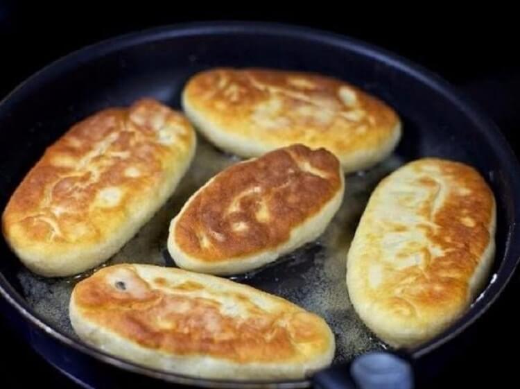 Быстрые пирожки на кефире с яйцом и луком — готовятся моментально!