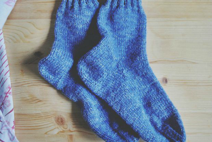 Подогревать носки в микроволновке - не лучшая идея. Сухая ткань, под воздействием микроволн может загореться.